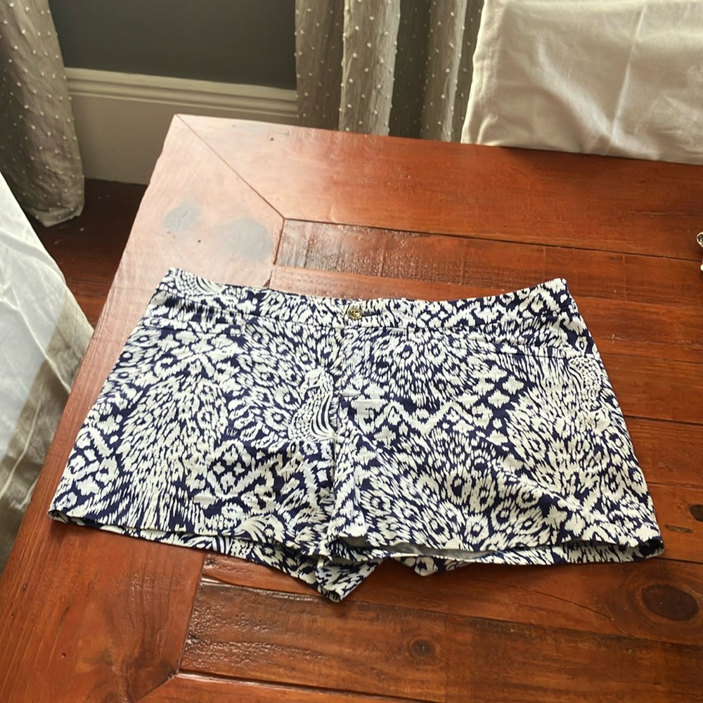 Lilly Pulitzer navy pineapple ikat shorts Sz 14